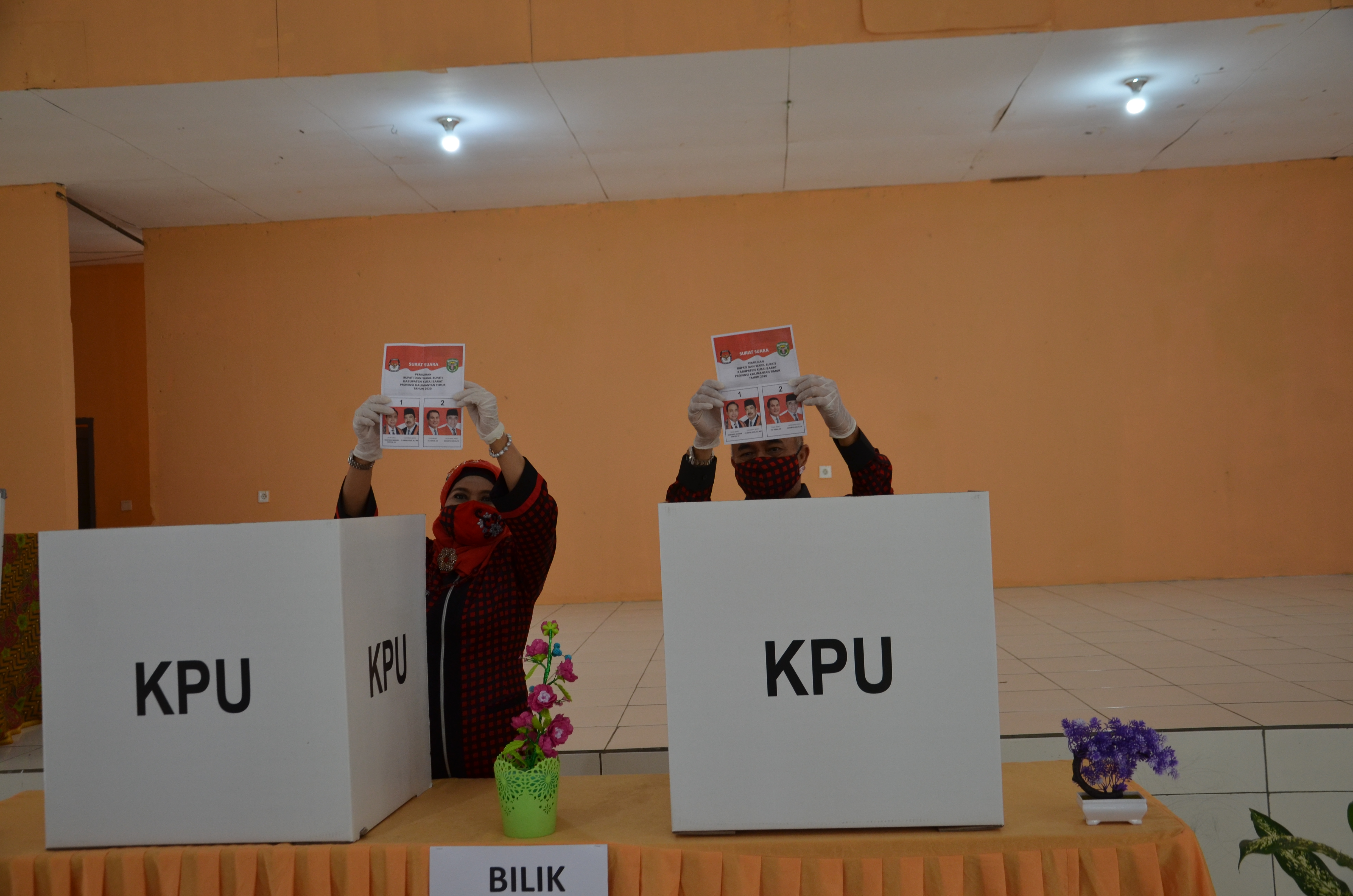 Wabup Coblos, di TPS 14 Melak, Tetap Jaga Kamtibmas, di Kubar